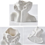 Vaso artistico in ceramica a forma di volto con mani astratte e una linea contemporanea essenziale