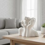 Vaso artistico in ceramica a forma di volto con mani astratte e una linea contemporanea essenziale
