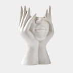 Vaso artistico in ceramica a forma di volto con mani astratte e una linea contemporanea essenziale
