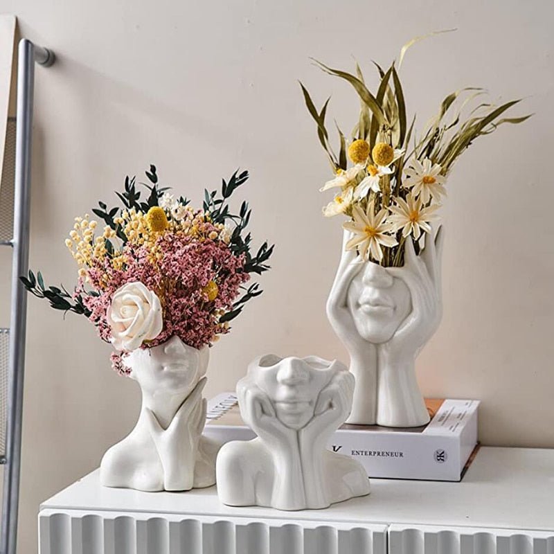 Vaso artistico in ceramica a forma di volto con mani astratte e una linea contemporanea essenziale