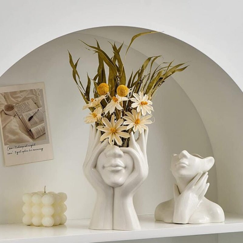 Vaso artistico in ceramica a forma di volto con mani astratte e una linea contemporanea essenziale