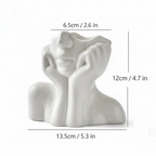 Vaso artistico in ceramica a forma di volto con mani astratte e una linea contemporanea essenziale