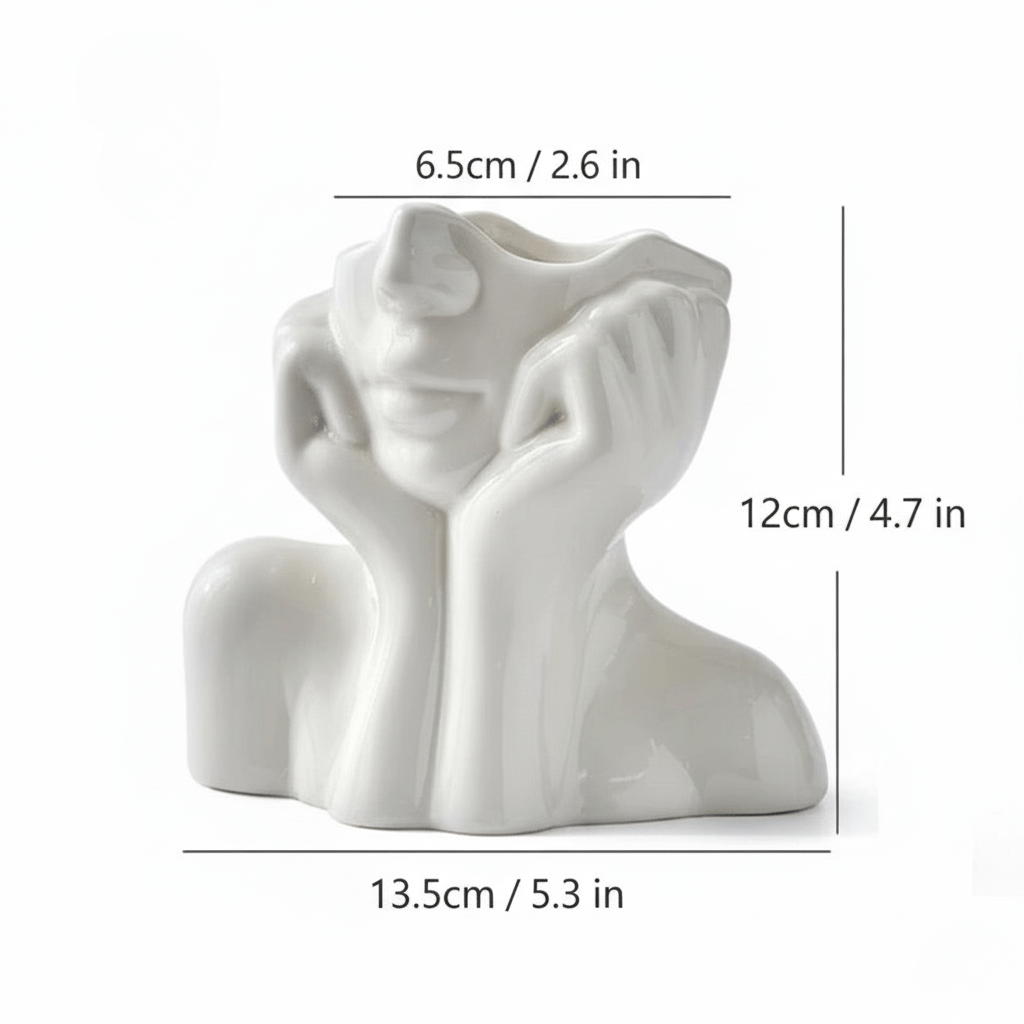 Vaso artistico in ceramica a forma di volto con mani astratte e una linea contemporanea essenziale