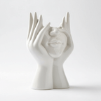 Vaso artistico in ceramica a forma di volto con mani astratte e una linea contemporanea essenziale