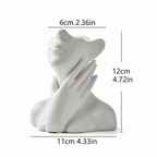 Vaso artistico in ceramica a forma di volto con mani astratte e una linea contemporanea essenziale