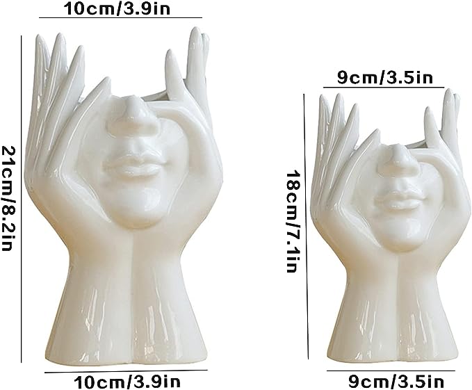 Vaso artistico in ceramica a forma di volto con mani astratte e una linea contemporanea essenziale