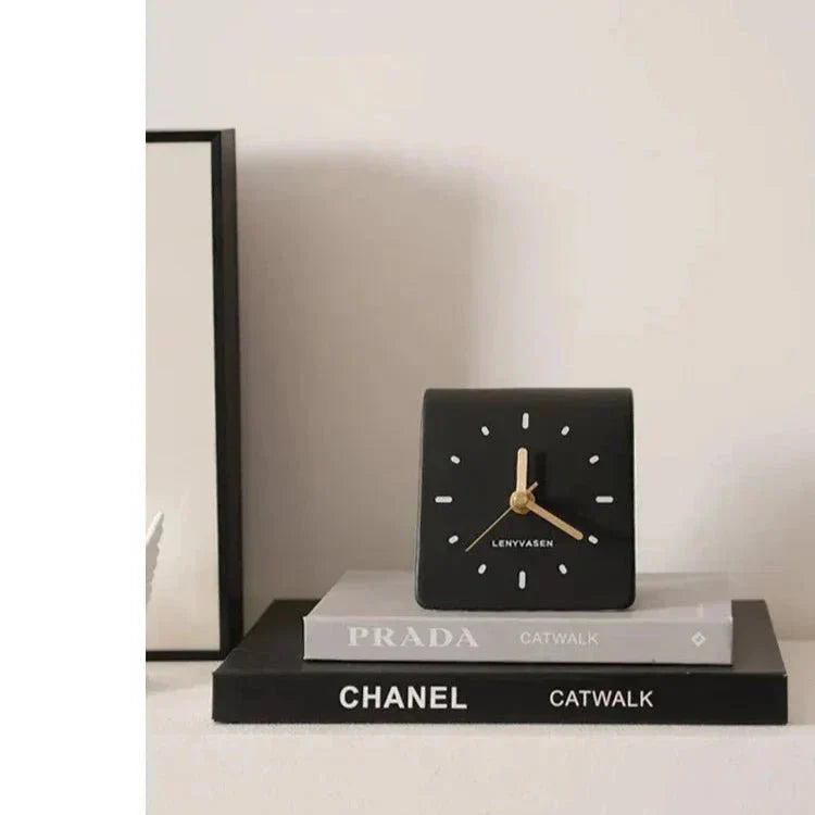 Orologio da scrivania quadrato minimalista con quadrante analogico