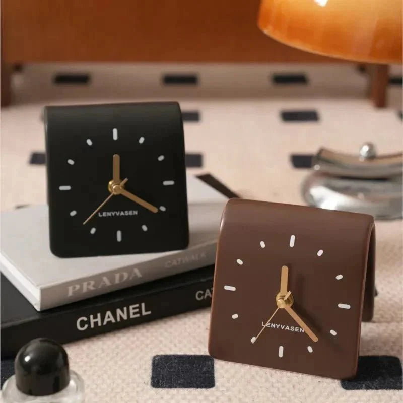 Orologio da scrivania quadrato minimalista con quadrante analogico