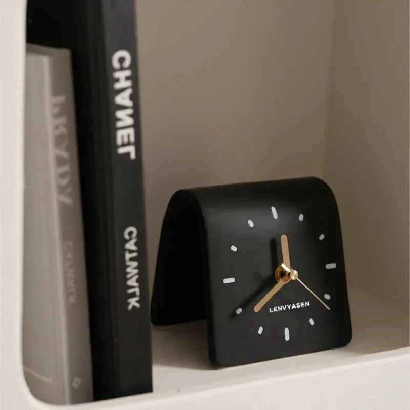 Orologio da scrivania quadrato minimalista con quadrante analogico