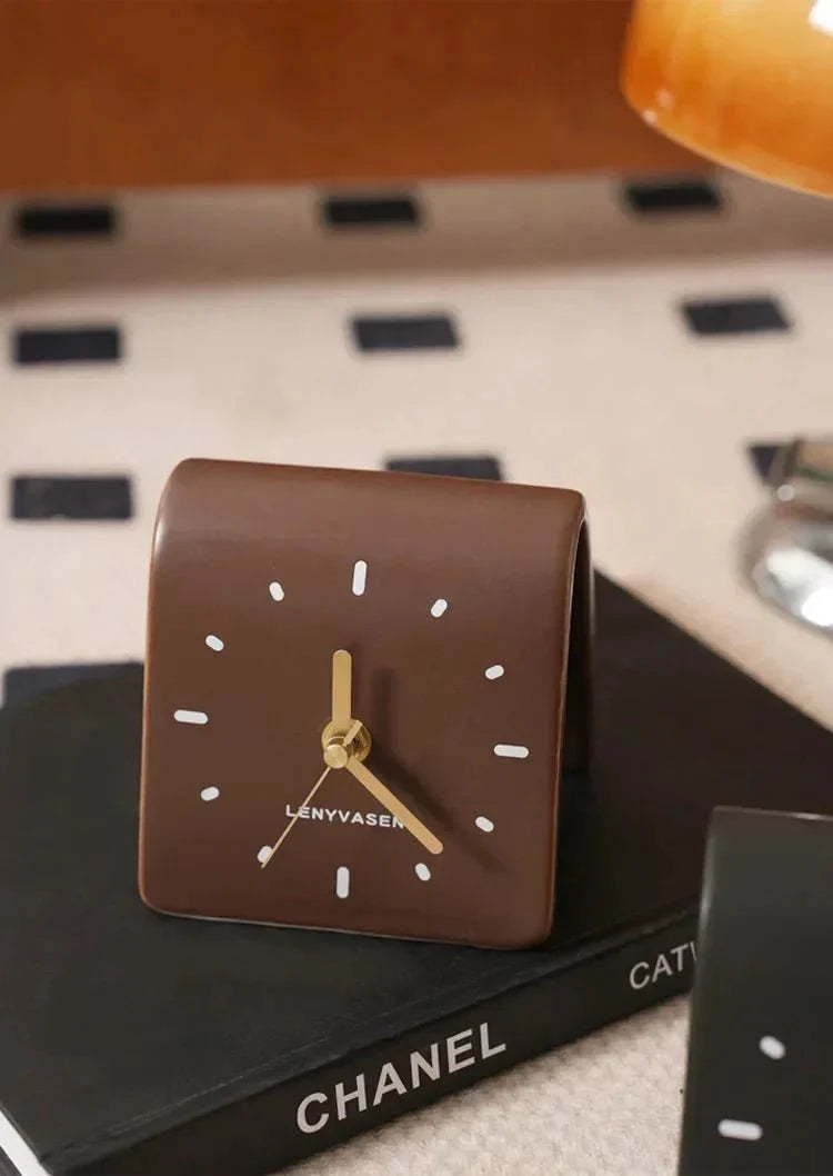 Orologio da scrivania quadrato minimalista con quadrante analogico