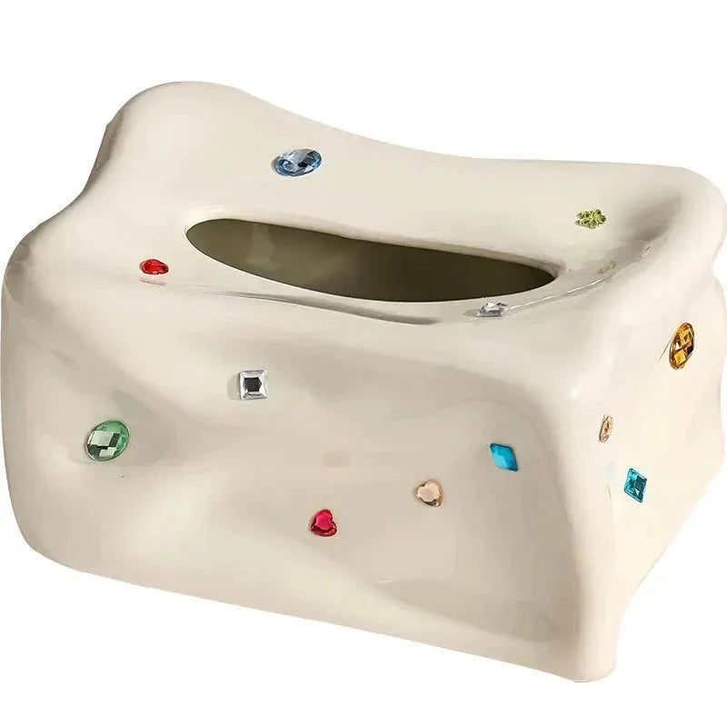 Portafazzoletti curvo con superficie scolpita e dettagli decorativi
