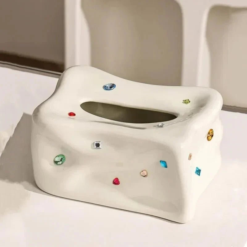 Portafazzoletti curvo con superficie scolpita e dettagli decorativi