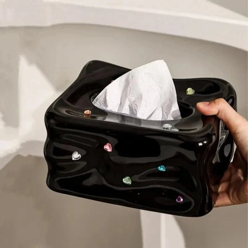 Portafazzoletti curvo con superficie scolpita e dettagli decorativi