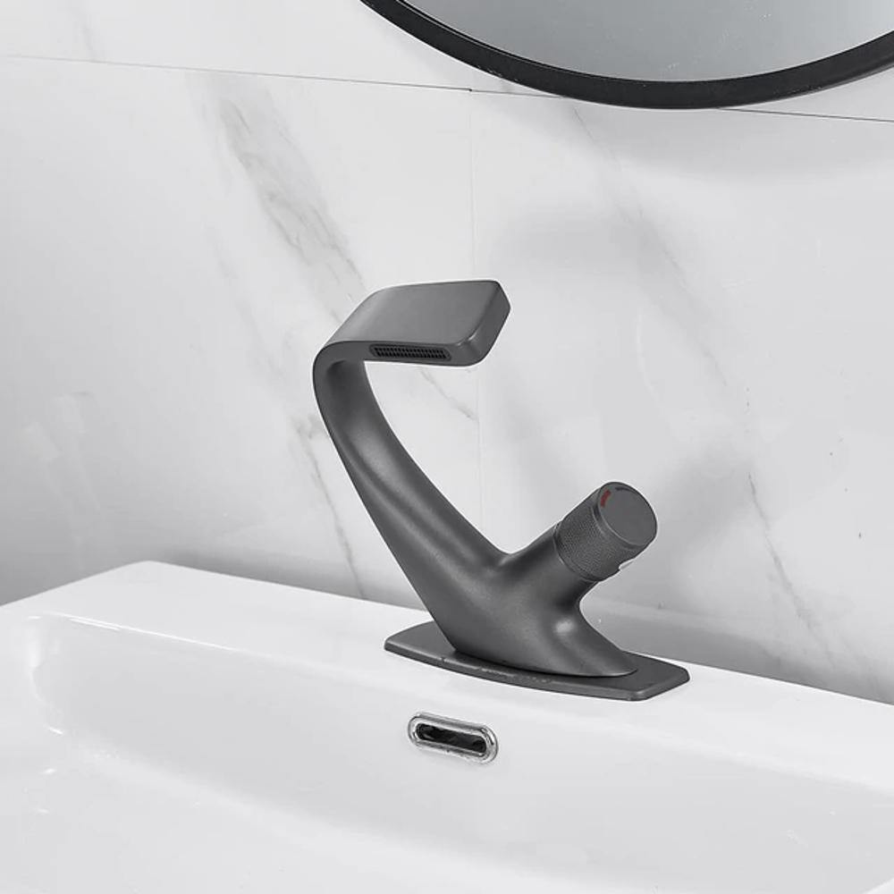 Rubinetto moderno per lavabo da bagno con design scultoreo e bocca a cascata