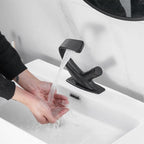 Rubinetto moderno per lavabo da bagno con design scultoreo e bocca a cascata