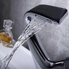 Rubinetto moderno per lavabo da bagno con design scultoreo e bocca a cascata