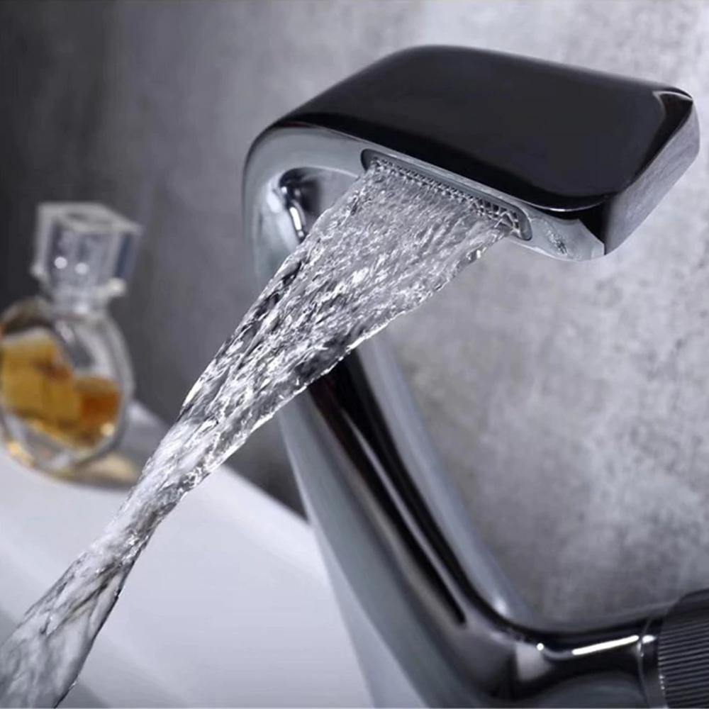 Rubinetto moderno per lavabo da bagno con design scultoreo e bocca a cascata
