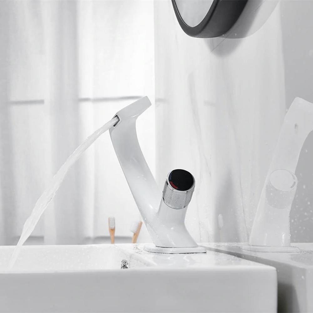 Rubinetto moderno per lavabo da bagno con design scultoreo e bocca a cascata