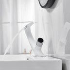 Rubinetto moderno per lavabo da bagno con design scultoreo e bocca a cascata