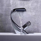 Rubinetto moderno per lavabo da bagno con design scultoreo e bocca a cascata
