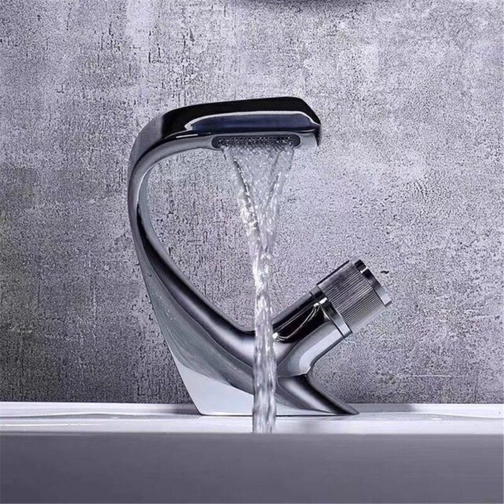 Rubinetto moderno per lavabo da bagno con design scultoreo e bocca a cascata