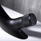 Rubinetto moderno per lavabo da bagno con design scultoreo e bocca a cascata