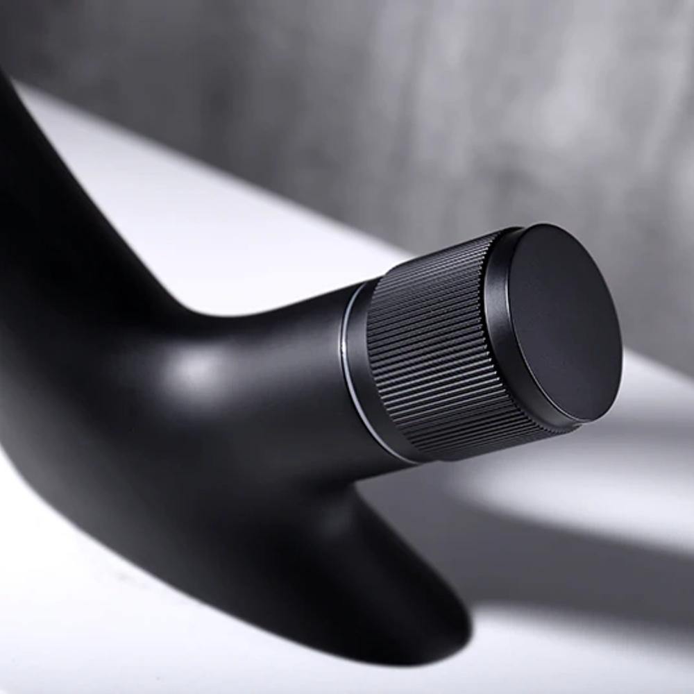 Rubinetto moderno per lavabo da bagno con design scultoreo e bocca a cascata