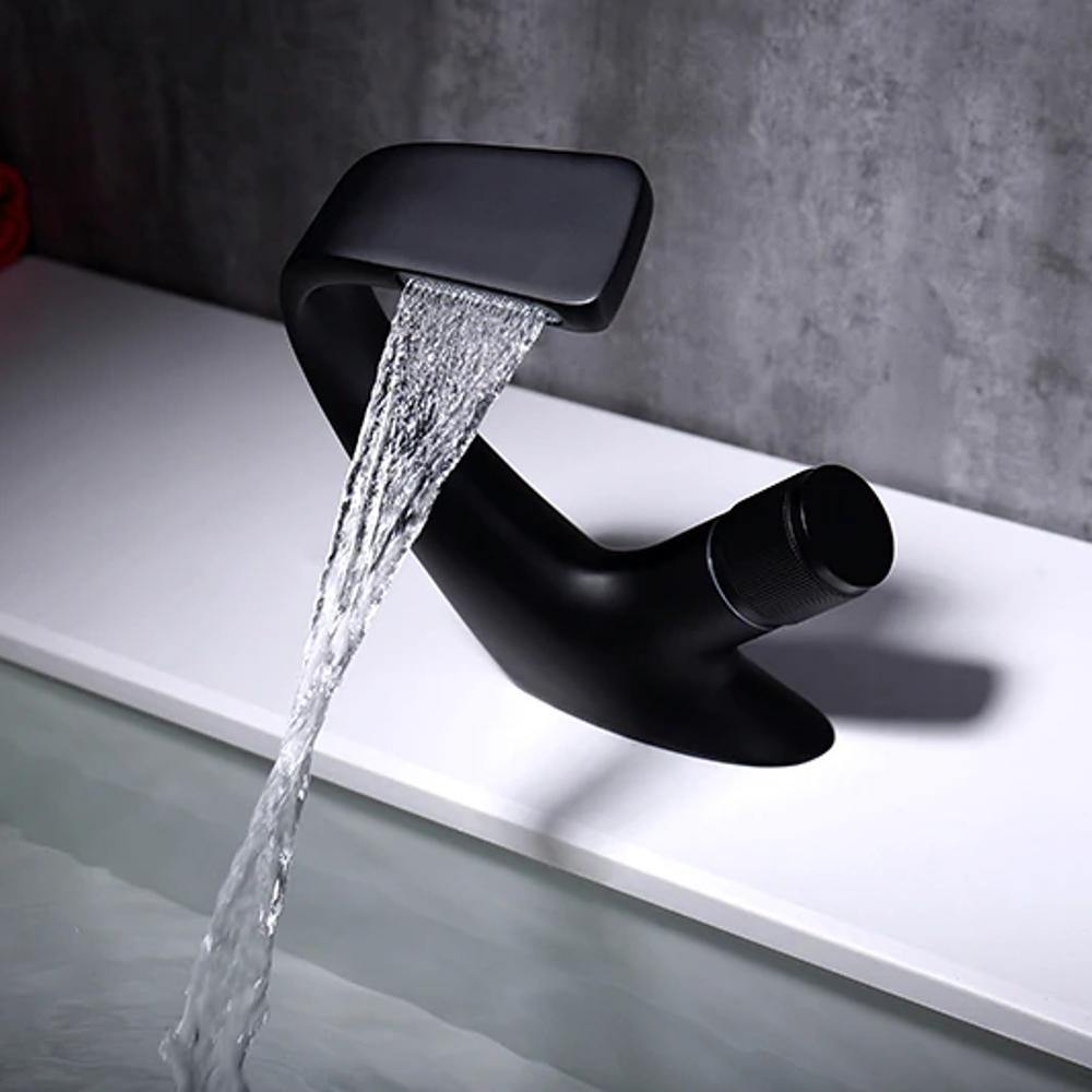 Rubinetto moderno per lavabo da bagno con design scultoreo e bocca a cascata