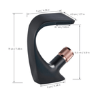 Rubinetto moderno per lavabo da bagno con design scultoreo e bocca a cascata