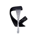 Rubinetto moderno per lavabo da bagno con design scultoreo e bocca a cascata