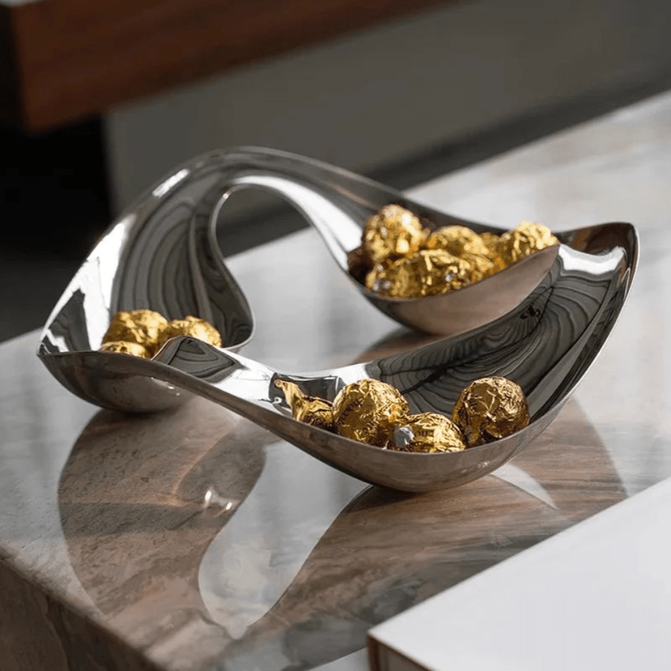 Skulpturel serveringsbakke i keramik med poleret, buet design