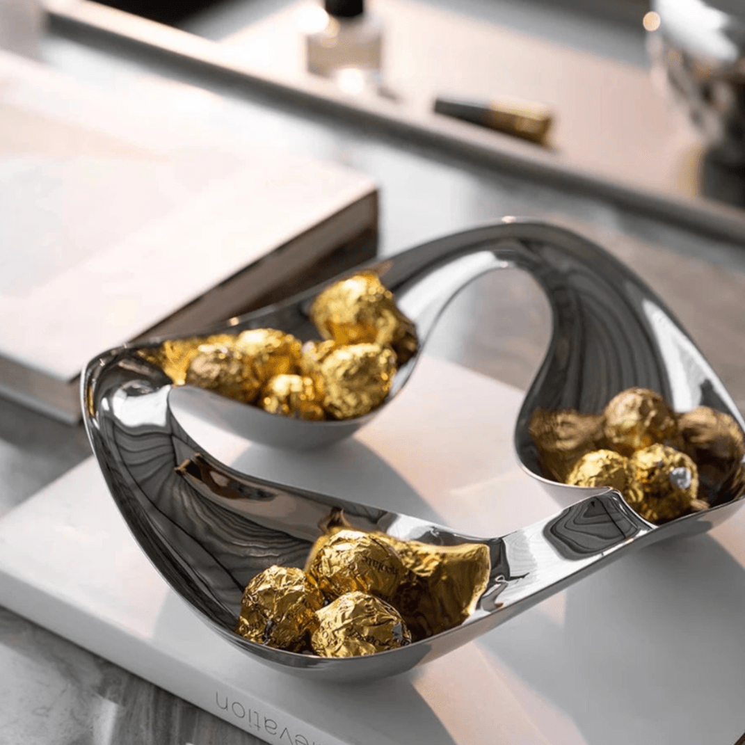 Skulpturel serveringsbakke i keramik med poleret, buet design