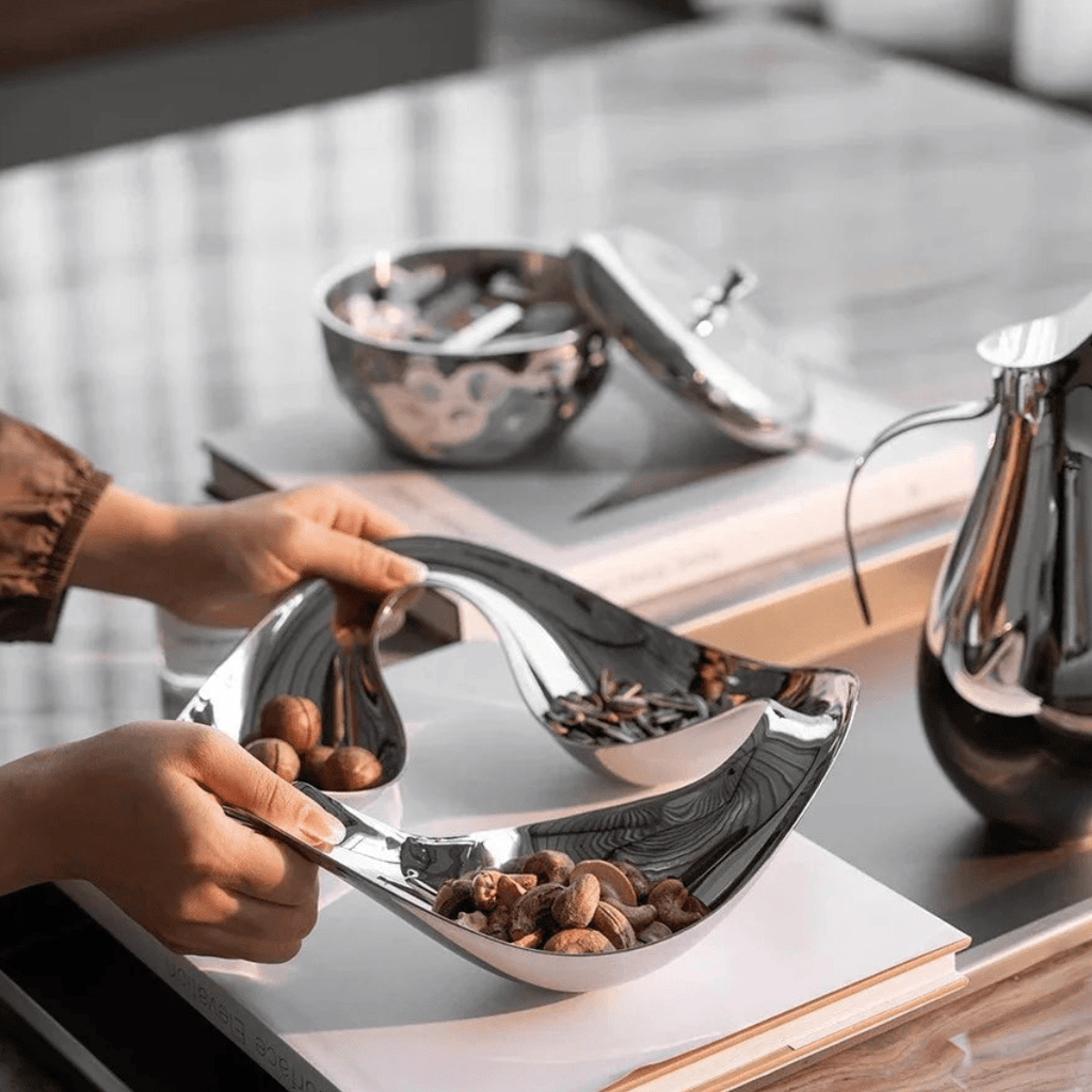 Skulpturel serveringsbakke i keramik med poleret, buet design