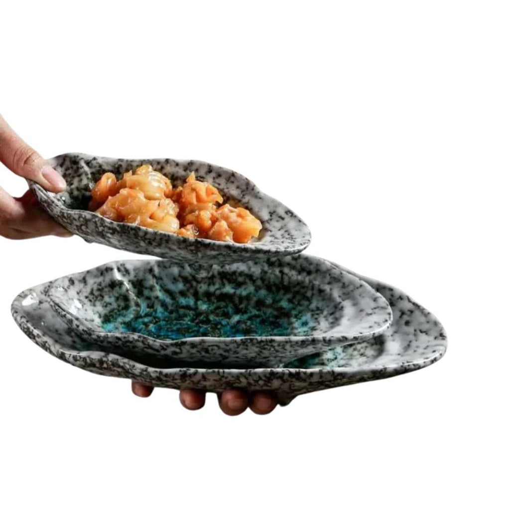 Handgefertigte Servierplatte aus Keramik in Muschelform mit strukturierter Oberfläche