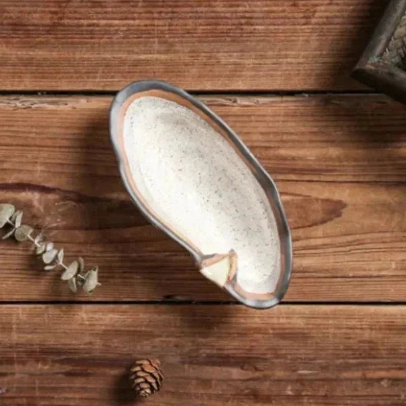 Handgefertigte Servierplatte aus Keramik in Muschelform mit strukturierter Oberfläche