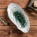 Handgefertigte Servierplatte aus Keramik in Muschelform mit strukturierter Oberfläche