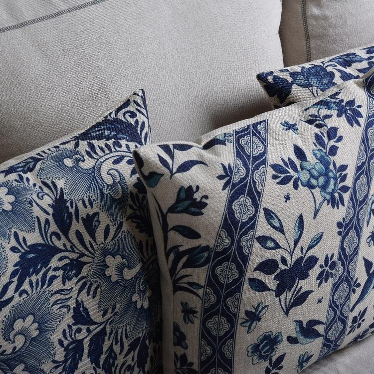 Blått kuddfodral med botaniskt motiv och vävd linne-bomullskvalitet