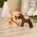 Escultura de madera artesanal de una persona y un perro
