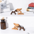 Escultura de madera artesanal de una persona y un perro