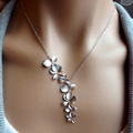 Collar de mujer con colgante de cascada floral