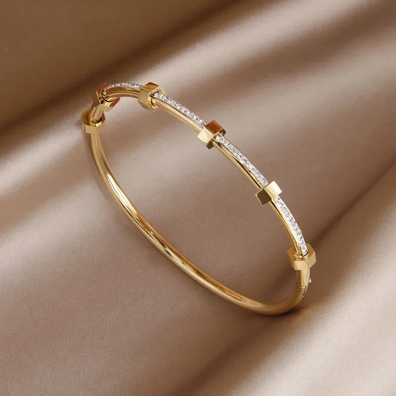 Bracciale rigido da donna con cristalli e finitura dorata a forma di barra