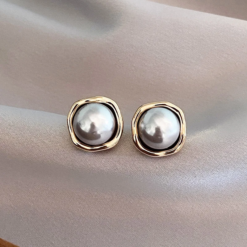 Damskor med grå pärla och guldfärgad studs