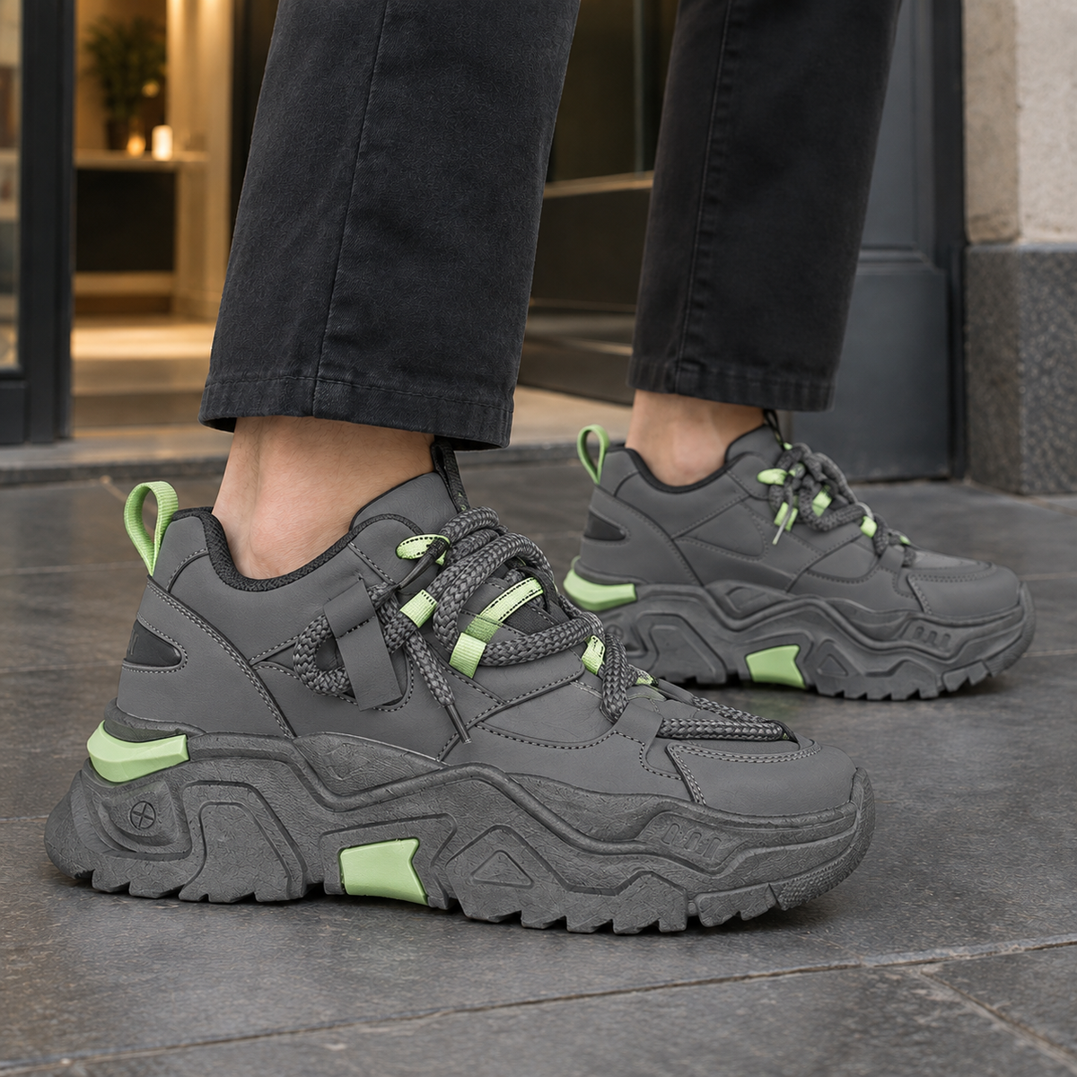 Dame-sneakers med kraftig sål og snørebånd