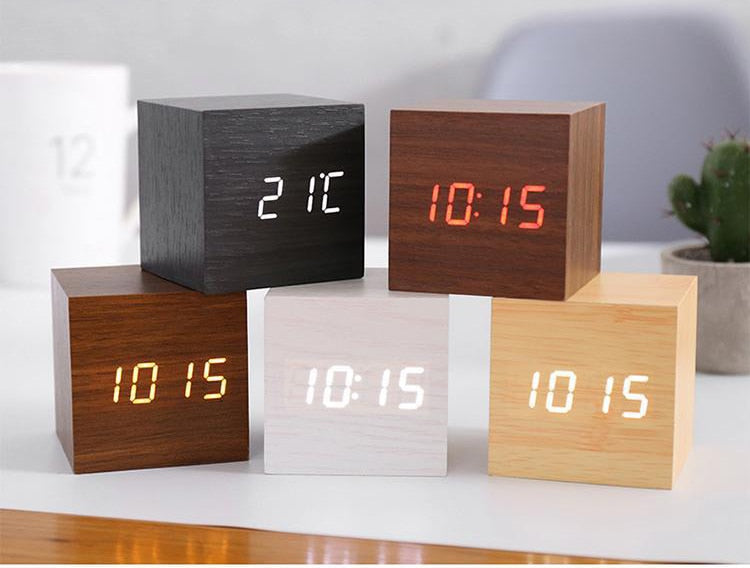 Sveglia digitale cubica minimalista a LED