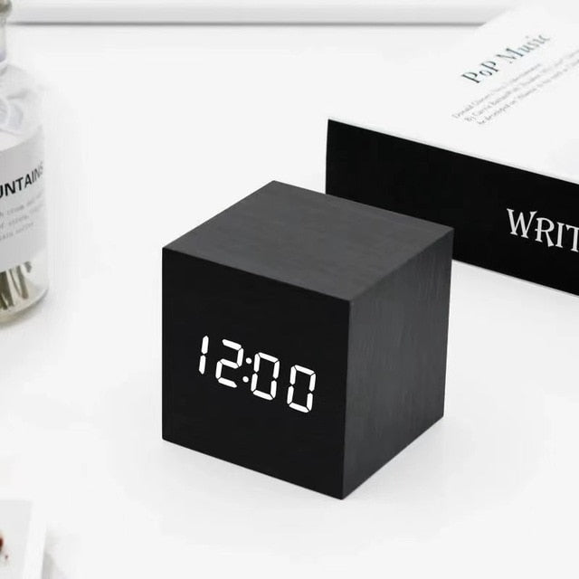 Sveglia digitale cubica minimalista a LED