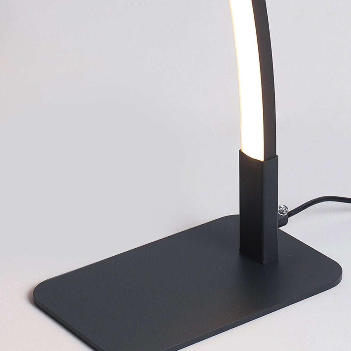 Nowoczesna łukowa lampa stołowa LED ze ściemnianiem