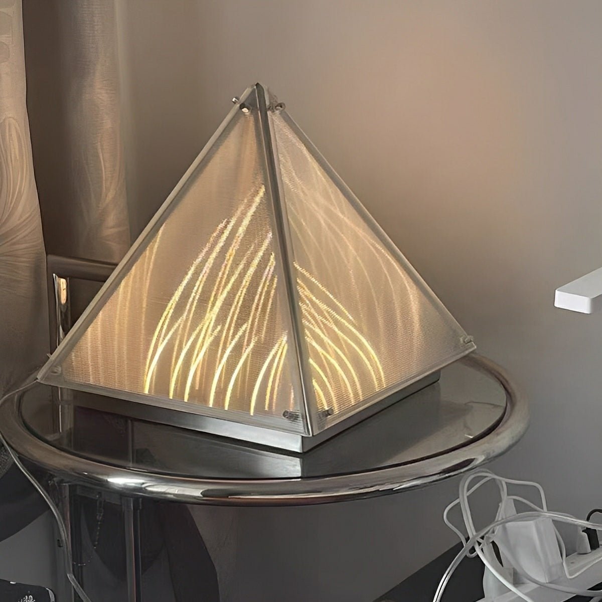 Nowoczesna piramidalna lampa stołowa LED ze ściemnianiem