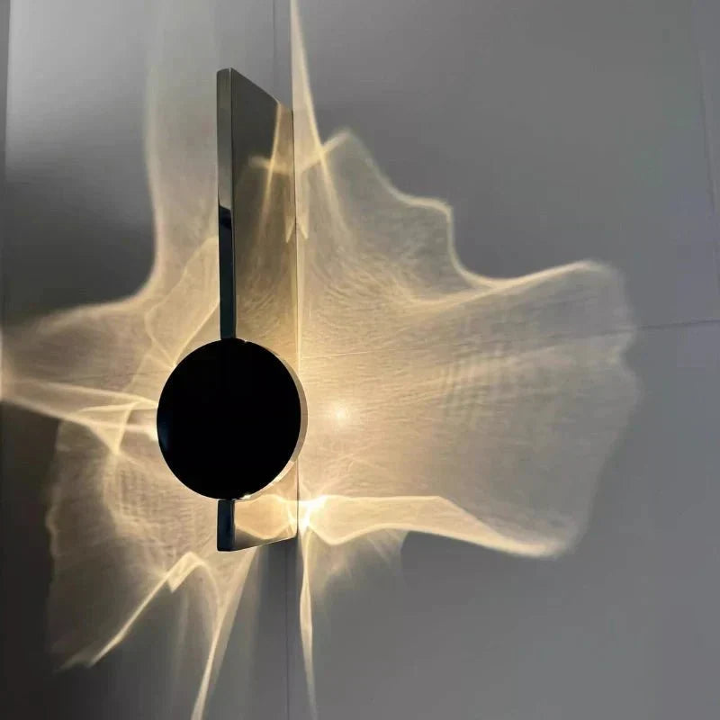 Lampada da parete scultorea rotante con effetto ondulato