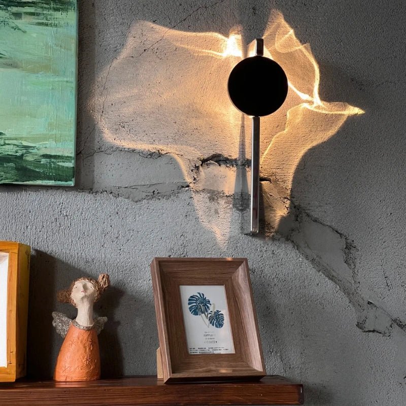 Lampada da parete scultorea rotante con effetto ondulato