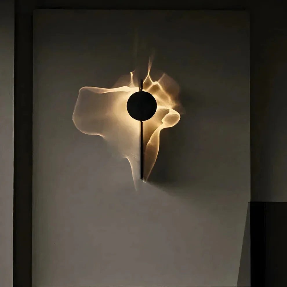 Lampada da parete scultorea rotante con effetto ondulato